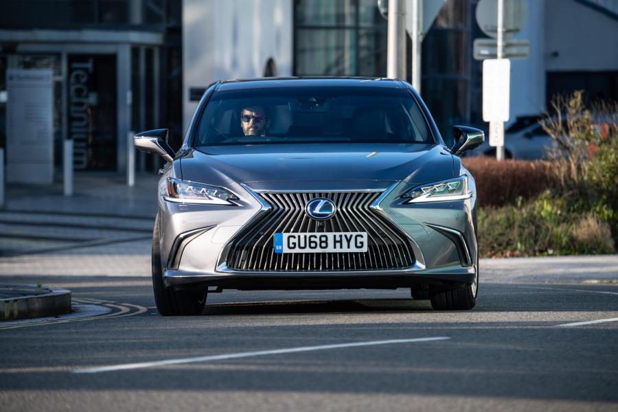  Lexus ES300h 2019 года  (UK) (фото 19 из 30)